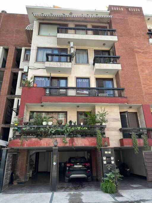 Service Near Apollo Hospital Appartement New Delhi