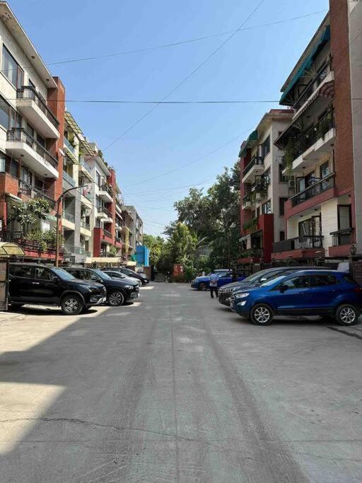 Service Near Apollo Hospital * New Delhi