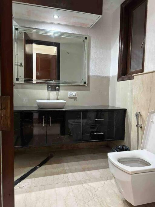 Service Near Apollo Hospital Apartment New Delhi