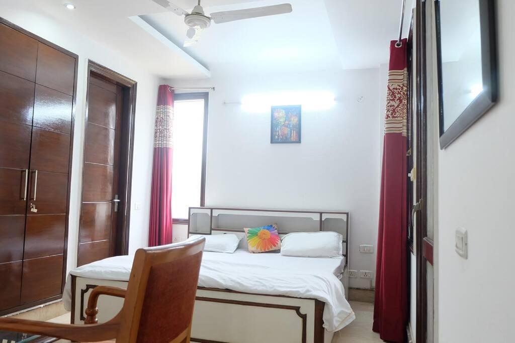 Service Near Apollo Hospital * New Delhi